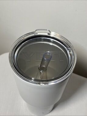 Yeti White Insulated Tumbler with Clear Lid. Large. New YETI straw